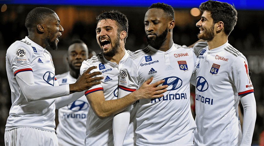 世体：新月对莱万表现出浓厚兴趣，但球员不打算离开巴萨